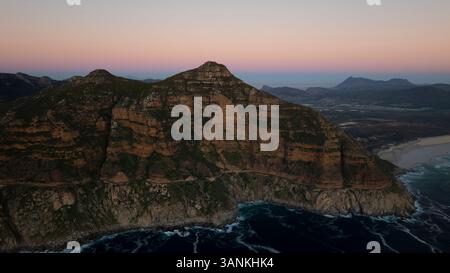 Aus der Vogelperspektive auf den malerischen Chapmans Peak mit majestätischen Bergen und zerklüfteter Küste, Kapstadt, Westkap, Südafrika. Stockfoto