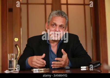 19. Juni 2011 - Quito, Pichincha, Ecuador - Quito, Ecuador..15.06.2011..Deportes...Entrevista al Director tÃ écnico de la selecciÃ³n ecuatoriana de futbol Reinaldo Rueda, en este diario /Alfredo Lagla (Kreditbild: © El Comercio/GDA/ZUMAPRESS.com) Stockfoto