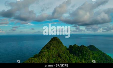 Aus der Vogelperspektive auf eine tropische Insel mit üppigem Grün und majestätischen Klippen mit Blick auf den ruhigen Indischen Ozean, Phi Phi, Krabi, Thailand. Stockfoto
