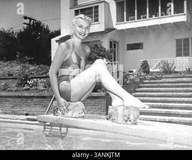 BARBARA PAYTON (* 16. November 1927 C 8. Mai 1967) war eine US-amerikanische Filmschauspielerin, die vor allem für ihr stürmisches soziales Leben und ihre Kämpfe gegen Alkohol- und Drogensucht bekannt war. Ihr Leben war Gegenstand mehrerer Bücher, darunter Kiss Tomorrow Goodbye: The Barbara Payton Story (2007) und L.A. Despair: A Landscape of Crimes and Bad Times (2005). C. 1940er Jahre Studio-Porträt ohne Titel. Stockfoto