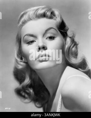 BARBARA PAYTON (* 16. November 1927 C 8. Mai 1967) war eine US-amerikanische Filmschauspielerin, die vor allem für ihr stürmisches soziales Leben und ihre Kämpfe gegen Alkohol- und Drogensucht bekannt war. Ihr Leben war Gegenstand mehrerer Bücher, darunter Kiss Tomorrow Goodbye: The Barbara Payton Story (2007) und L.A. Despair: A Landscape of Crimes and Bad Times (2005). C. 1950er Jahre Studio-Porträt ohne Titel. Stockfoto