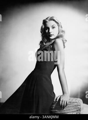 BARBARA PAYTON (* 16. November 1927 C 8. Mai 1967) war eine US-amerikanische Filmschauspielerin, die vor allem für ihr stürmisches soziales Leben und ihre Kämpfe gegen Alkohol- und Drogensucht bekannt war. Ihr Leben war Gegenstand mehrerer Bücher, darunter Kiss Tomorrow Goodbye: The Barbara Payton Story (2007) und L.A. Despair: A Landscape of Crimes and Bad Times (2005). C. 1950er Jahre Studio-Porträt ohne Titel. Stockfoto