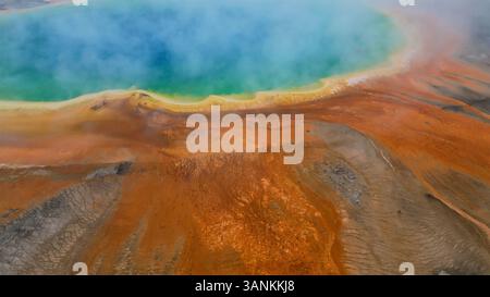 Blick aus der Vogelperspektive auf die große prismatische Quelle mit Nebel im geothermischen Gebiet, Yellowstone National Park, Wyoming, USA. Stockfoto