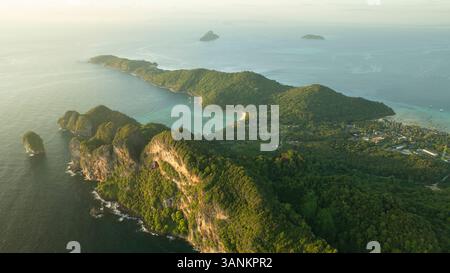 Aus der Vogelperspektive auf eine atemberaubende tropische Insel mit üppigem Grün und malerischer Küste, Phi Phi, Krabi, Thailand. Stockfoto