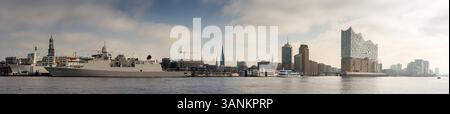 Skyline der Stadt Hamburg mit Elbphilharmonie und Marineschiff auf der Elbe Stockfoto