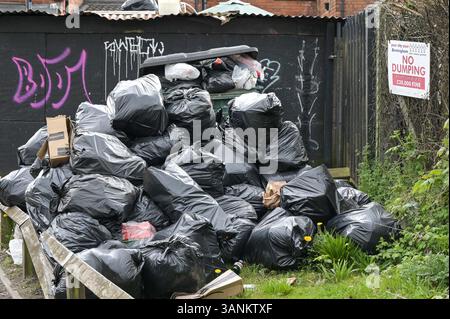 Spring Road, Acocks Green, Birmingham, 15. April 2025: Während Müllarbeiter weiterhin mit Unterstützung der Unite Union streiken, leiden die Gebiete in Birmingham immer noch unter dem Abfall, der außerhalb von Häusern und Unternehmen verbleibt. Ein großer Stapel Müllsäcke wurde vor einem Schild mit dem Hinweis „kein Abladen“ auf der Spring Road im Acocks Green Area der Stadt vor Geldstrafen von bis zu 20.000 Pfund zurückgelassen. Quelle: British News und Media/Alamy Live News Stockfoto