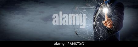 Blue Chip Manager aktiviert ein globales Netzwerk hoch über den Wolken. Informationstechnisches Konzept für die globale Kommunikation, Computernetzwerk A Stockfoto