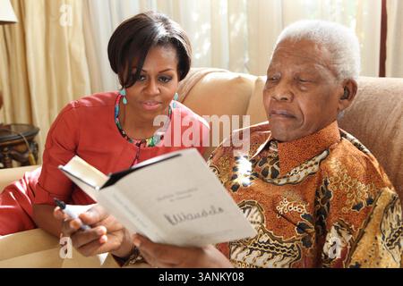 NELSON ROLIHLAHLA MANDELA (18. Juli 1918 bis 5. Dezember 2013), 95, weltbekannter Bürgerrechtler. 1994 wurde er der erste schwarze Präsident Südafrikas. Gewann 1993 Den Friedensnobelpreis. IM BILD: 21. Juni 2011 – Johannesburg, Südafrika – US-amerikanische First Lady MICHELLE OBAMA (L) und MANDELA (R) zu Hause, mit seinem neuesten Buch namens Nelson Mandela by Self. (Kreditbild: © Nelson Mandela Foundation/ZUMAPRESS.com) Stockfoto