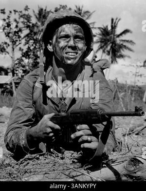 GUAM, PAZIFIK – ca. 21. Juli 1944 – Ein US-Marine erwartet Ein Signal, um Guam von Japan zurückzuerobern. Die Schlacht von Guam war Stockfoto