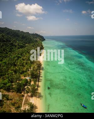 Aus der Vogelperspektive auf die idyllische Küste des Chao Mai Nationalparks in Thailand. Stockfoto