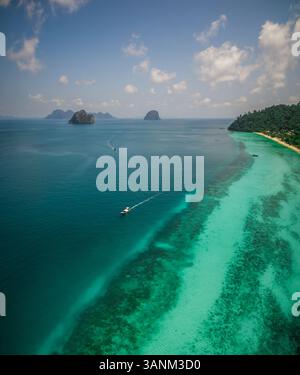 Luftaufnahme eines Bootes im paradiesischen Meer im Chao Mai Nationalpark in Thailand. Stockfoto