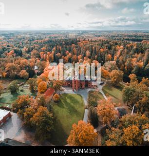 Sangaste, Estland - 5. Oktober 2019 : Luftaufnahme der Burg Sangaste in Sangaste, Valgamaa, Estland. Stockfoto