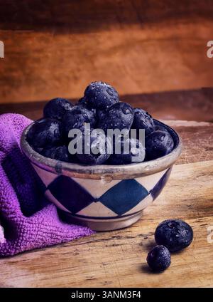 „Rustikaler Charme mit frischen Heidelbeeren“ Stockfoto