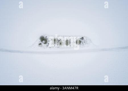 Luftaufnahme einer nordischen Landschaft und schneebedeckten Straße in Estland. Stockfoto