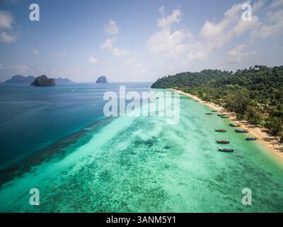Blick aus der Vogelperspektive auf traditionelle Langboot-Boote, die in der Bucht des Chao Mai National Park in Thailand verankert sind. Stockfoto