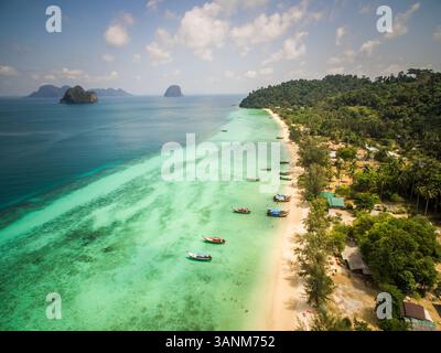 Blick aus der Vogelperspektive auf traditionelle Langboot-Boote, die in der Bucht des Chao Mai National Park in Thailand verankert sind. Stockfoto