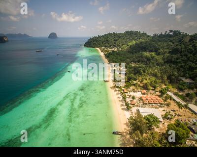 Aus der Vogelperspektive auf die idyllische Küste des Chao Mai Nationalparks in Thailand. Stockfoto