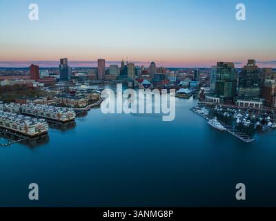 Luftaufnahme der Innenstadt von Baltimore mit Inner Harbor und Patapsco River, Baltimore, Maryland, USA. Stockfoto