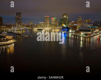 Baltimore, Vereinigte Staaten - 16. April 2024: Blick aus der Vogelperspektive auf die Skyline der modernen Stadt bei Sonnenuntergang über Inner Harbor, Patapsco River, Downtown Baltimore, Maryland Stockfoto