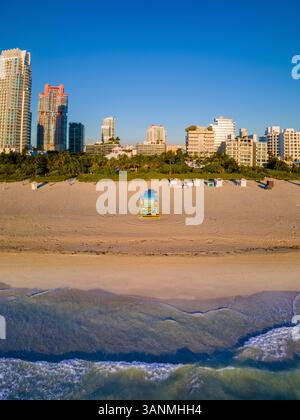 Luftaufnahme von South Beach bei Sonnenaufgang, Miami Beach, Florida, USA. Stockfoto