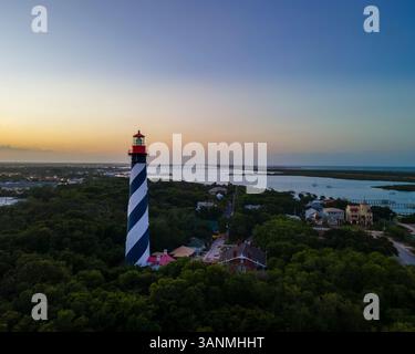 Blick aus der Vogelperspektive auf den St. Augustine Lighthouse direkt nach Sonnenuntergang in St. Augustine, Florida, USA. Stockfoto