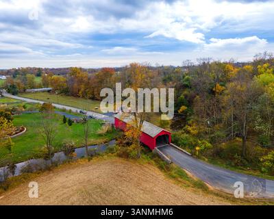 Luftaufnahme der Utica Covered Bridge im Herbst in Thurmont, Maryland, USA. Stockfoto