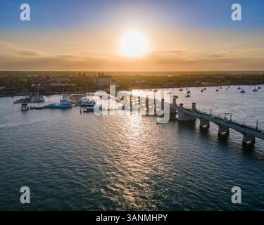 Blick aus der Vogelperspektive bei Sonnenuntergang auf die Bridge of Lions mit Blick auf die historische Innenstadt von St Augustine, Florida, USA. Stockfoto