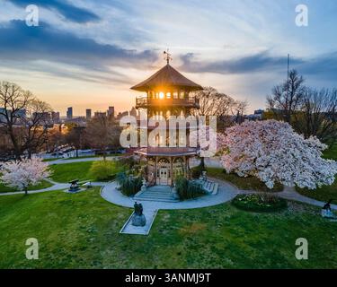 Luftaufnahme des Patterson Park Pagoda Observatory bei Sonnenuntergang in Baltimore, Maryland, USA. Stockfoto