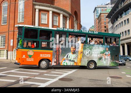 Boston Old Town Trolley Tour Bus am Boston Common auf der Tremont Street im Stadtzentrum von Boston, Massachusetts MA, USA. Stockfoto