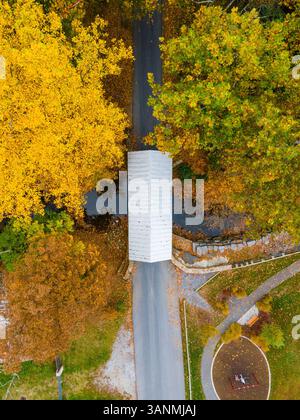 Luftaufnahme der Roddy Road Covered Bridge im Herbst in Thurmont, Maryland, USA. Stockfoto