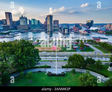 Luftaufnahme der Innenstadt und des Inner Harbor vom Federal Hill in Baltimore, Maryland, USA. Stockfoto