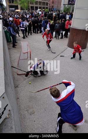 31. Mai 2011: Winnipeg, Manitoba, Kanada: Fans mit alten Jets-Erinnerungsstücken versammelten sich am Canwest Place in der Nähe von Portage und Main, um die Ankündigung der Rückkehr eines NHL-Teams nach Winnipeg zu hören und zu jubeln. (Bild: © Robert Tinker/ZUMAPRESS.com) Stockfoto