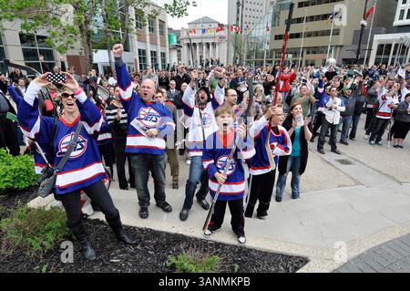 31. Mai 2011: Winnipeg, Manitoba, Kanada: Fans mit alten Jets-Erinnerungsstücken versammelten sich am Canwest Place in der Nähe von Portage und Main, um die Ankündigung der Rückkehr eines NHL-Teams nach Winnipeg zu hören und zu jubeln. (Bild: © Robert Tinker/ZUMAPRESS.com) Stockfoto