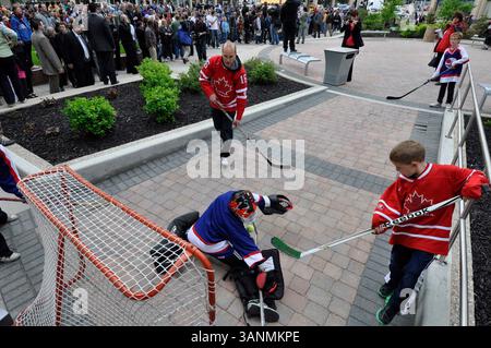 31. Mai 2011: Winnipeg, Manitoba, Kanada: Fans mit alten Jets-Erinnerungsstücken versammelten sich am Canwest Place in der Nähe von Portage und Main, um die Ankündigung der Rückkehr eines NHL-Teams nach Winnipeg zu hören und zu jubeln. (Bild: © Robert Tinker/ZUMAPRESS.com) Stockfoto