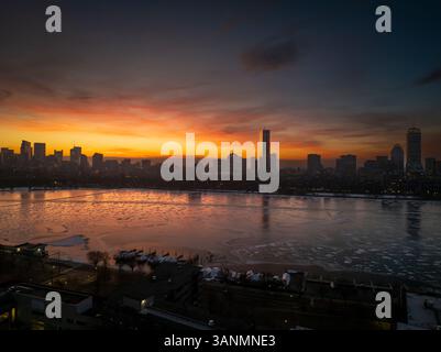 Blick aus der vogelperspektive auf die Skyline von boston bei Sonnenuntergang mit longfellow Bridge und Reflexionen auf dem charles River, boston, usa. Stockfoto