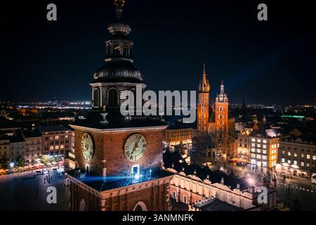 Blick aus der Vogelperspektive auf den historischen Rathausturm und die Marienkirche auf dem wunderschönen Hauptplatz in Krakau, Polen. Stockfoto