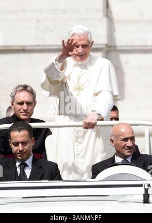 AKTENFOTO - Paolo Gabriele, der persönliche Butler des Papstes, wurde bei der Untersuchung sensibler Dokumente der katholischen Kirche, bekannt als "Vatileaks", verhaftet. BILD: 1. Juni 2011 – Staat Vatikanstadt (Heiliger Stuhl) – Papst BENEDIKT XVI. Während seiner öffentlichen Audienz auf dem Petersplatz und dem Vatikan. PAOLO GABRIELE befindet sich links unten. (Bild: © Evandro Inetti/ZUMAPRESS.com) Stockfoto