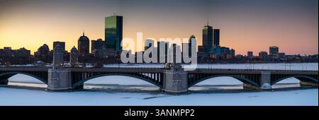 Blick aus der vogelperspektive auf die longfellow Bridge über den charles River mit der wunderschönen Skyline von boston bei Sonnenuntergang, boston, usa. Stockfoto