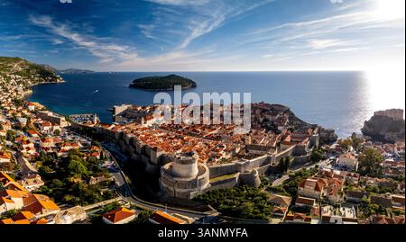 Aus der Vogelperspektive auf die historische Altstadt mit mittelalterlicher Architektur und türkisfarbenem Meer, Dubrovnik, Kroatien. Stockfoto
