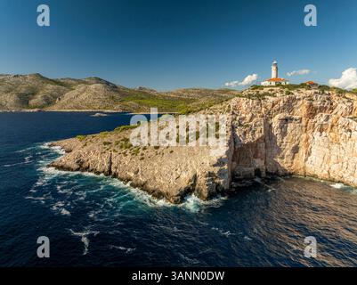 Aus der Vogelperspektive von Lastovo mit Leuchtturm, Klippe und ruhiger Küste, Dubrovnik-Neretva, Kroatien. Stockfoto