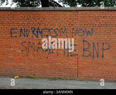 8. Juni 2009 - Liverpool, Merseyside, Vereinigtes Königreich - Anti-BNP-Graffiti krabbelten an einer Mauer im West Derby Liverpool, einen Tag nachdem die britische Nationalpartei zwei Sitze bei den Europawahlen gewonnen hatte. (Kreditbild: &#169; Mercury Press/ZUMAPRESS.com) Stockfoto