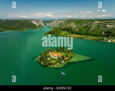 Blick aus der Vogelperspektive auf den Fluss Krka mit der Insel Visovac und dem Kloster, Skradin, Kroatien. Stockfoto