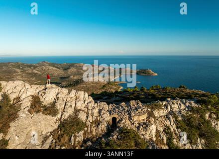 Aus der Vogelperspektive auf zerklüftete Klippen, Wanderer und Insellandschaft, Lastovo, Kroatien. Stockfoto