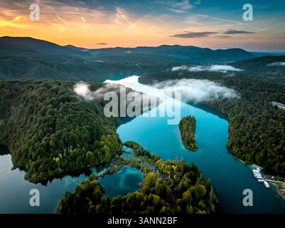 Aus der Vogelperspektive des Nationalparks Plitvice in Kroatien bei Sonnenuntergang. Stockfoto