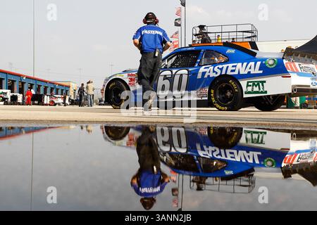Joliet, IL - 03. Juni 2011: Crew-Mitglieder des Carl Edwards (60) Ford arbeiten während des Trainings für das STP 300 Rennen auf dem Chicagoland Speedway in Joliet, IL. (Kreditbild: © ASP/Cal Sport Media/ZUMAPRESS.com) Stockfoto