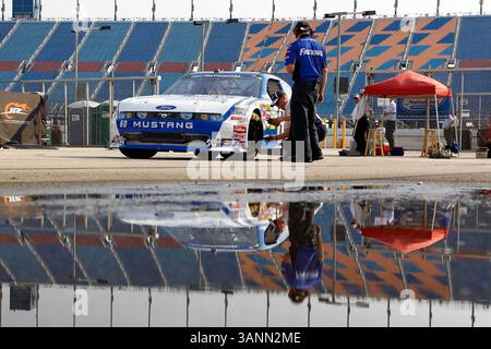 Joliet, IL - 03. Juni 2011: Crew-Mitglieder des Carl Edwards (60) Ford arbeiten während des Trainings für das STP 300 Rennen auf dem Chicagoland Speedway in Joliet, IL. (Kreditbild: © ASP/Cal Sport Media/ZUMAPRESS.com) Stockfoto