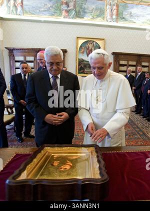 3. Juni 2011 – Vatikanstadt Staat (Heiliger Stuhl) – Papst BENEDIKT XVI. Trifft in einer privaten Bibliothek den Präsidenten von OLP MAHMUD ABBAS, auch bekannt als Abu Mazen. (Bild: © Evandro Inetti/ZUMAPRESS.com) Stockfoto