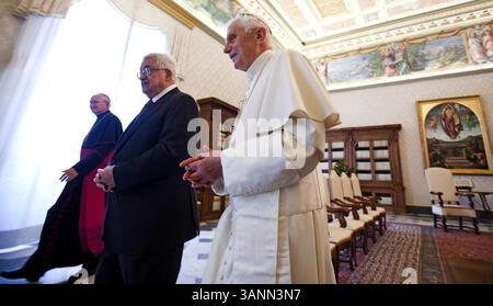 3. Juni 2011 – Vatikanstadt Staat (Heiliger Stuhl) – Papst BENEDIKT XVI. Trifft in einer privaten Bibliothek den Präsidenten von OLP MAHMUD ABBAS, auch bekannt als Abu Mazen. (Bild: © Evandro Inetti/ZUMAPRESS.com) Stockfoto
