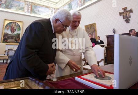3. Juni 2011 – Vatikanstadt Staat (Heiliger Stuhl) – Papst BENEDIKT XVI. Trifft in einer privaten Bibliothek den Präsidenten von OLP MAHMUD ABBAS, auch bekannt als Abu Mazen. (Bild: © Evandro Inetti/ZUMAPRESS.com) Stockfoto