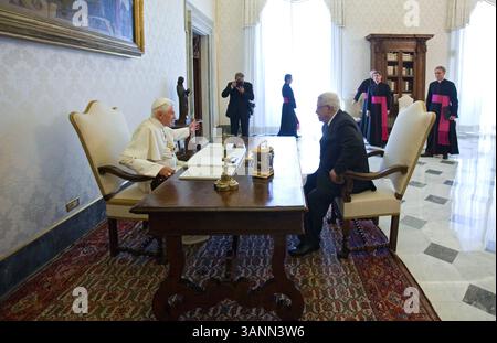 3. Juni 2011 – Vatikanstadt Staat (Heiliger Stuhl) – Papst BENEDIKT XVI. Trifft in einer privaten Bibliothek den Präsidenten von OLP MAHMUD ABBAS, auch bekannt als Abu Mazen. (Bild: © Evandro Inetti/ZUMAPRESS.com) Stockfoto